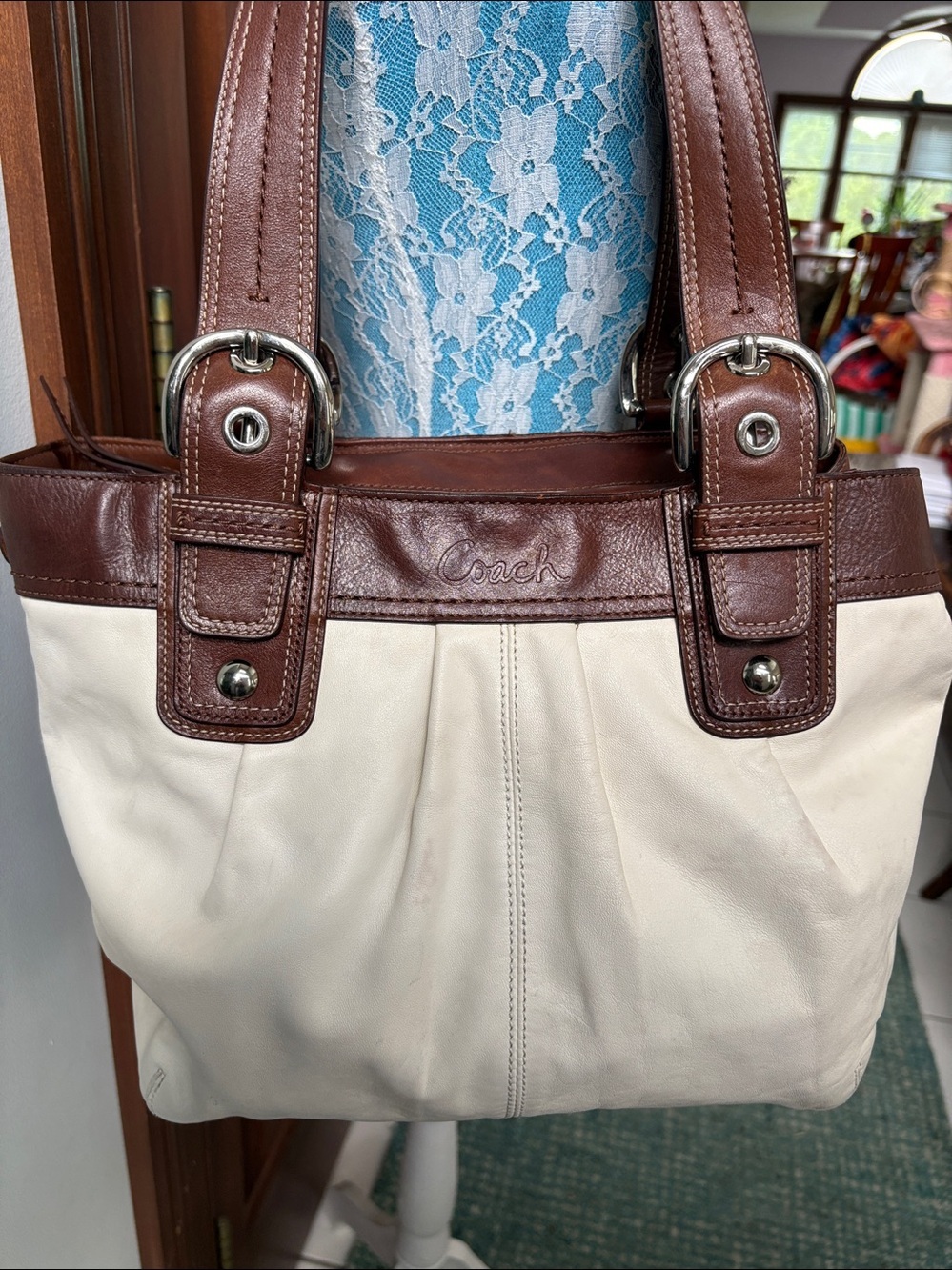 Coach shoulder bag F15045 Leather cream/dark brown
Pleated front  handle buckles